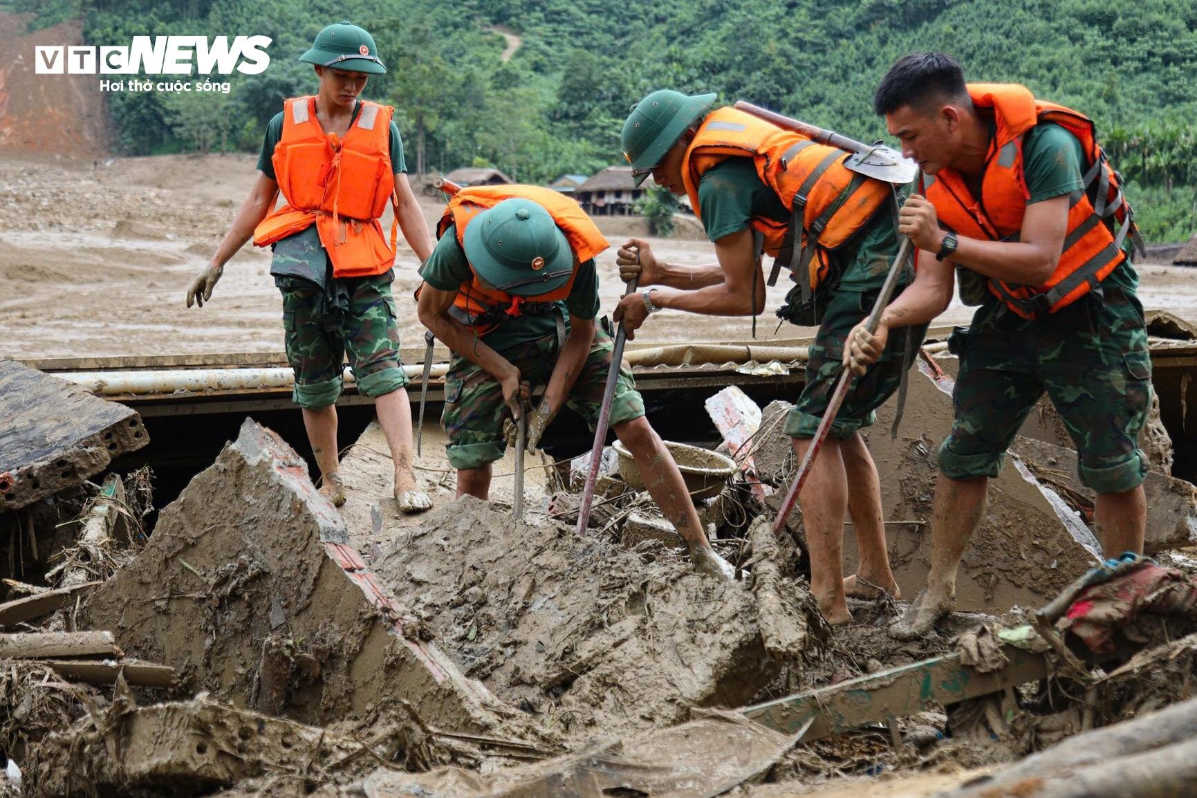 Bộ đội phơi nắng dầm mưa, lội bùn suốt 2 tuần tìm kiếm thi thể nạn nhân Làng Nủ-9