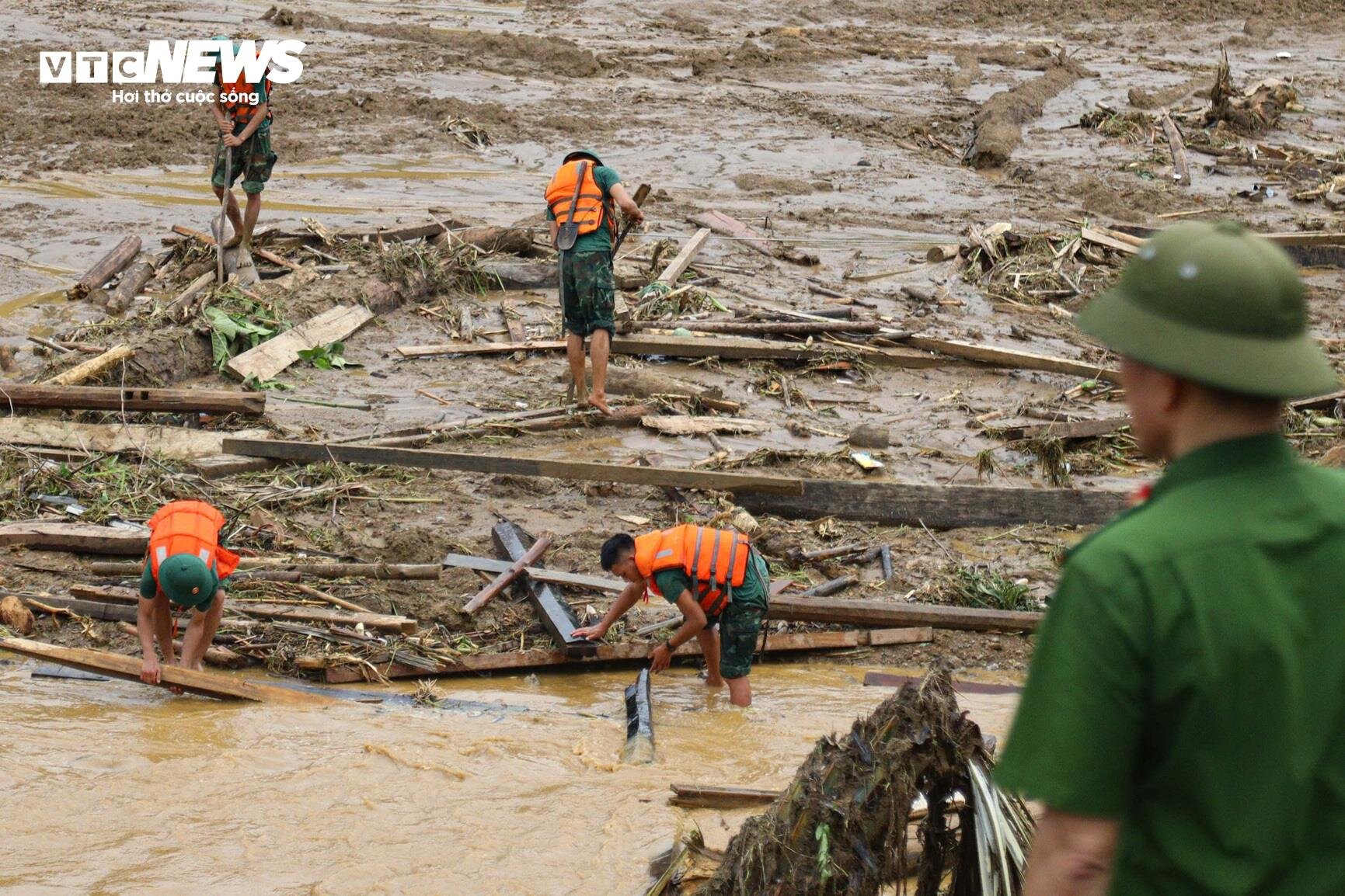 Bộ đội phơi nắng dầm mưa, lội bùn suốt 2 tuần tìm kiếm thi thể nạn nhân Làng Nủ-7