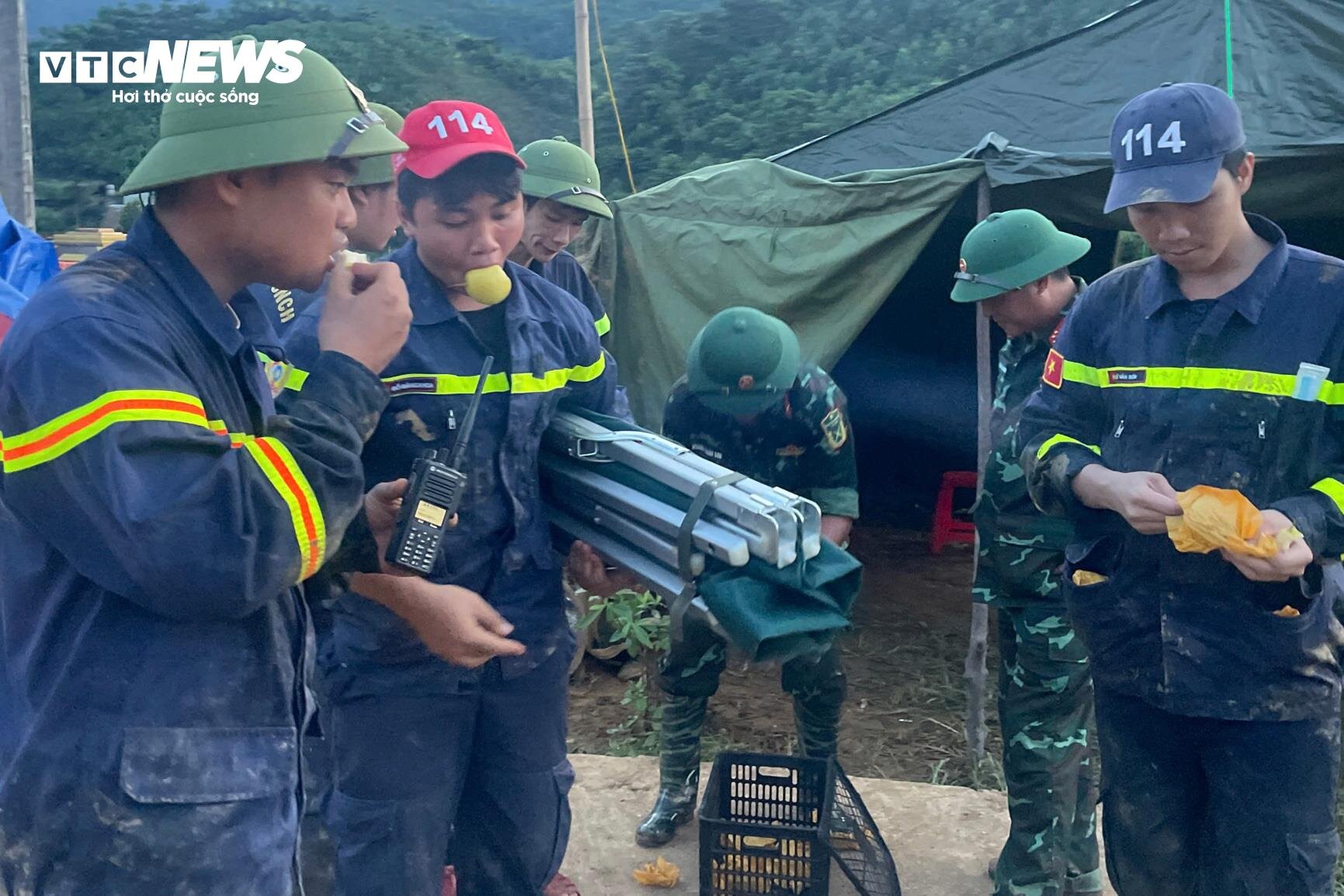 Bộ đội phơi nắng dầm mưa, lội bùn suốt 2 tuần tìm kiếm thi thể nạn nhân Làng Nủ-19