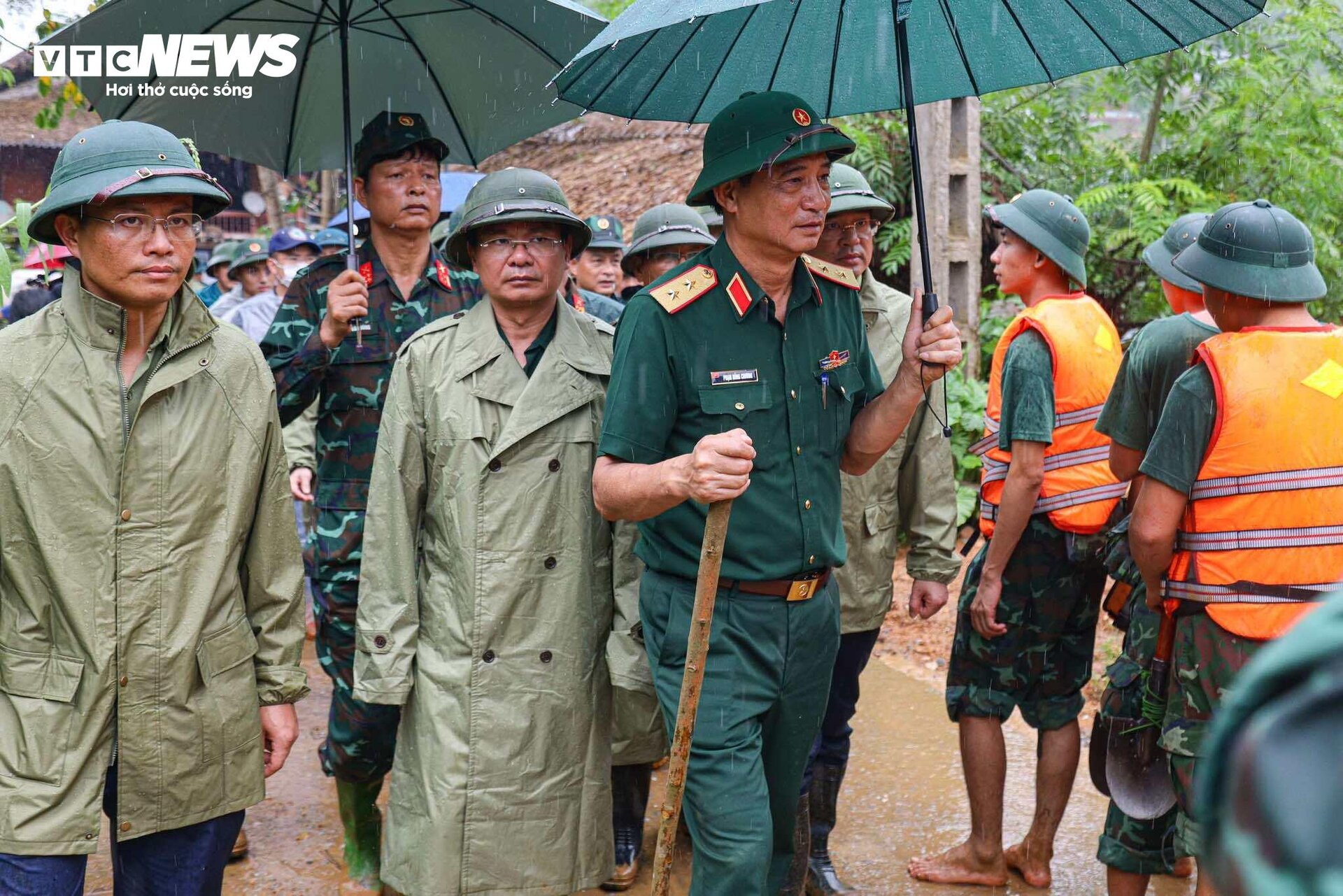 Bộ đội phơi nắng dầm mưa, lội bùn suốt 2 tuần tìm kiếm thi thể nạn nhân Làng Nủ-6