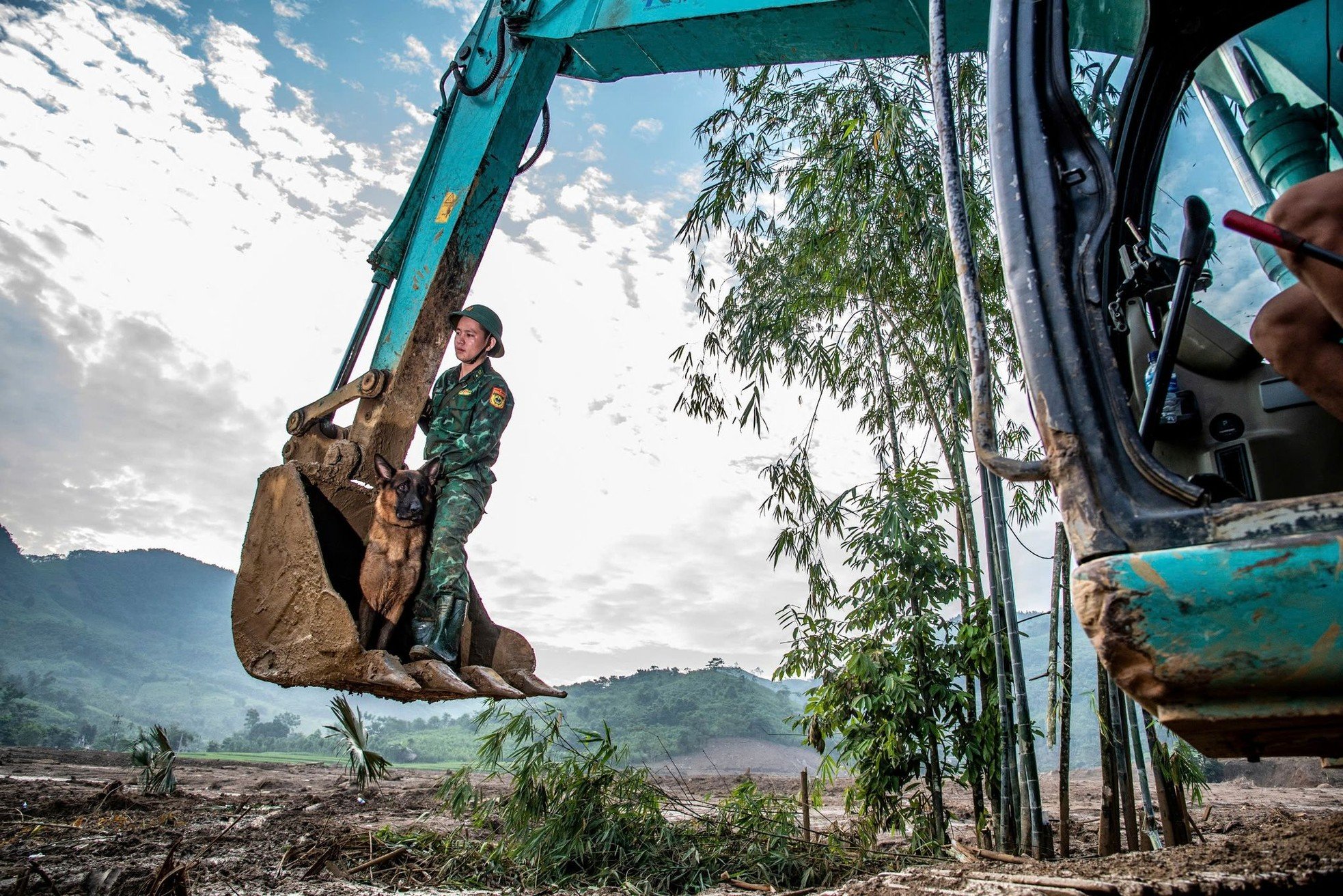 Cảm động những chú quân khuyển Biên phòng làm nhiệm vụ tại Làng Nủ-1