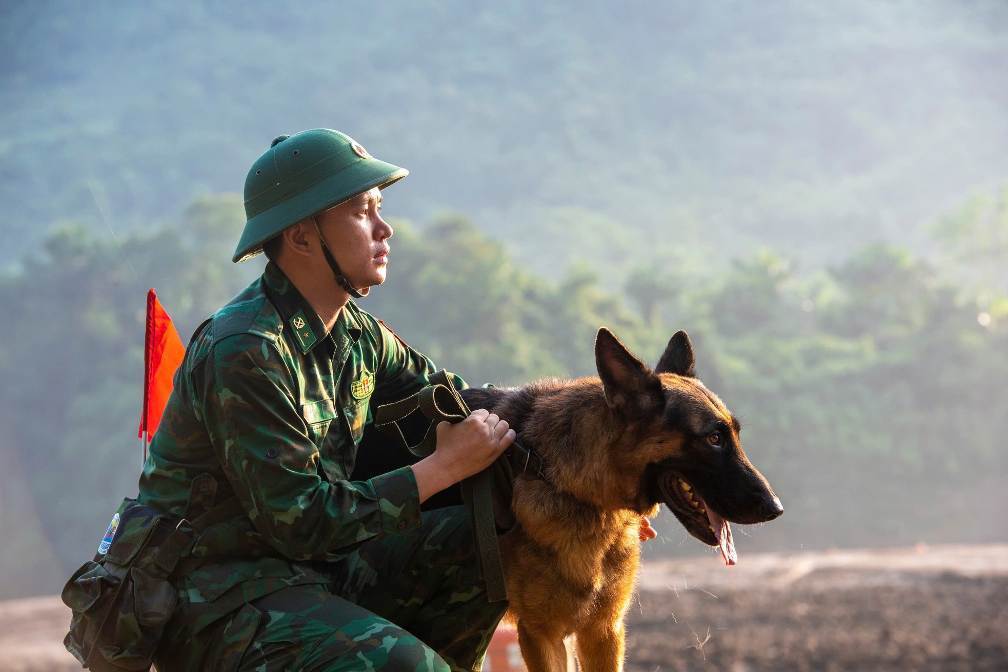 Cảm động những chú quân khuyển Biên phòng làm nhiệm vụ tại Làng Nủ-9