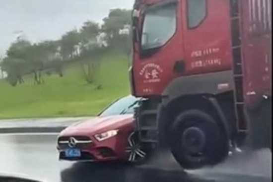 Clip: Mercedes bị xe tải đẩy hàng chục mét, nữ tài xế thoát chết