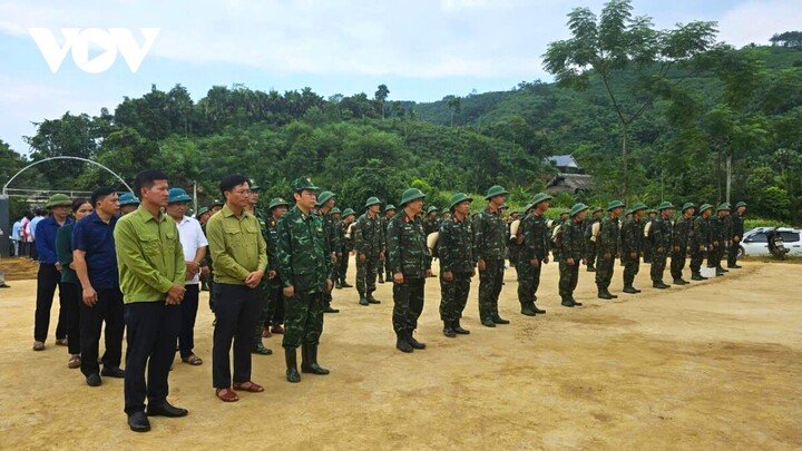 Bộ đội chia tay dân Làng Nủ trong nước mắt-3