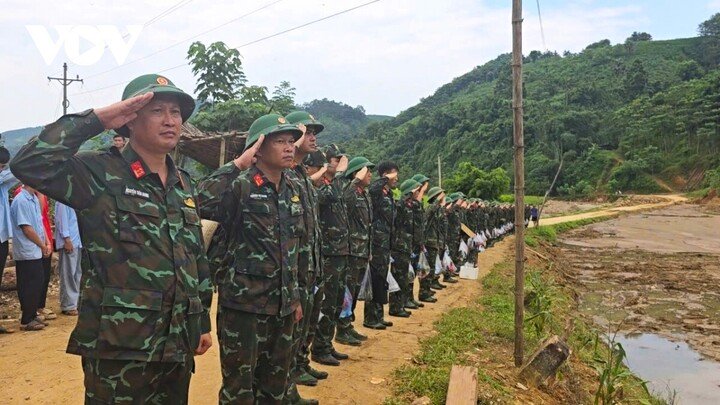 Bộ đội chia tay dân Làng Nủ trong nước mắt-5