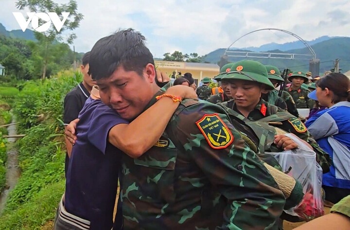 Bộ đội chia tay dân Làng Nủ trong nước mắt-8