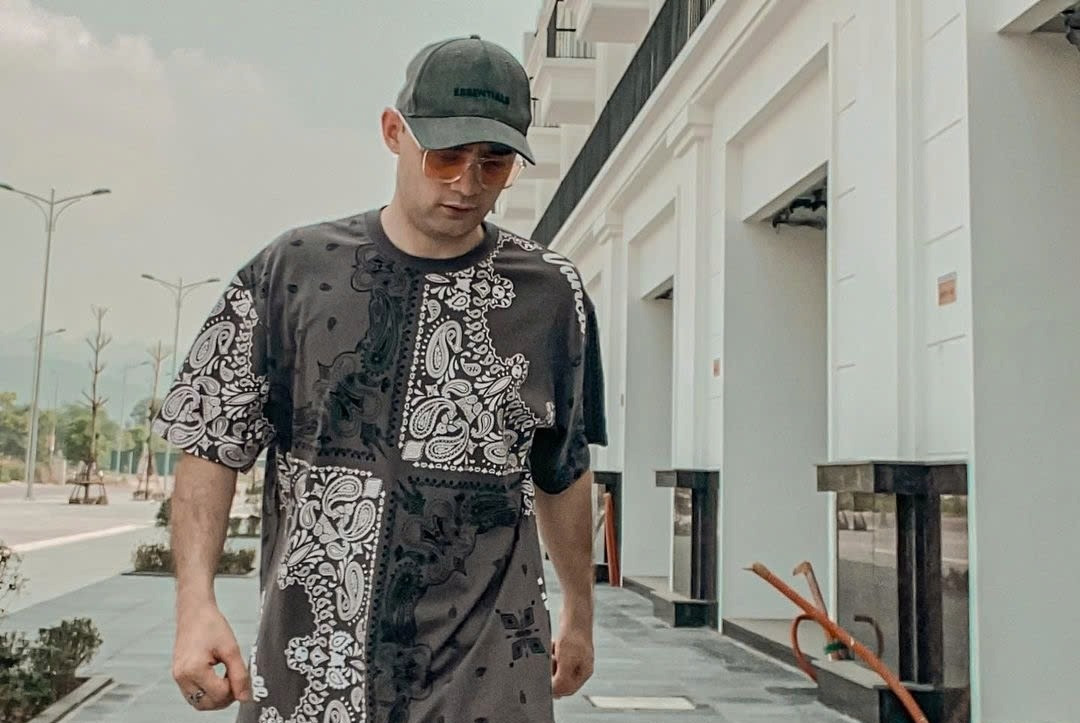 Vào quán trà đá, chàng trai lai Tây nói một câu khiến bà bán hàng đứng hình-2