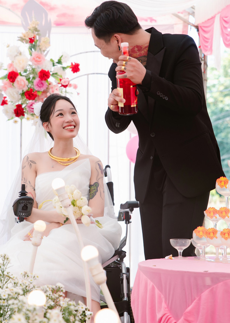 Cô gái Bình Phước ngồi xe lăn vào lễ đường, nhiều người rơi nước mắt-5