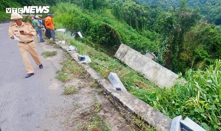 Xe container chở sầu riêng lao xuống vực, tài xế thiệt mạng-2