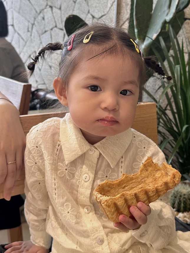 Tranh cãi chuyện bé Pam òa khóc trong sự kiện, lỗi ở bố mẹ hay đám đông?-1