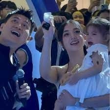 Tranh cãi chuyện bé Pam òa khóc trong sự kiện, lỗi ở bố mẹ hay đám đông?-4