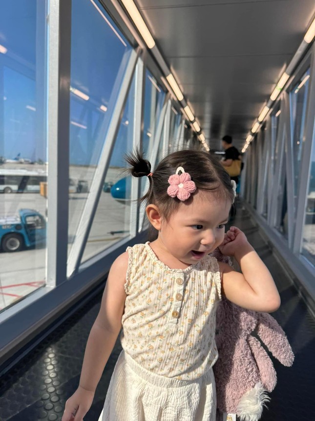 Tranh cãi chuyện bé Pam òa khóc trong sự kiện, lỗi ở bố mẹ hay đám đông?-5