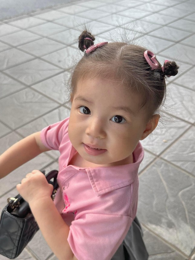 Tranh cãi chuyện bé Pam òa khóc trong sự kiện, lỗi ở bố mẹ hay đám đông?-8