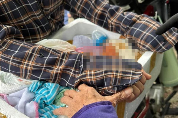 Xót xa lý do người mẹ bỏ con vào thùng xốp rồi thả trôi sông-4