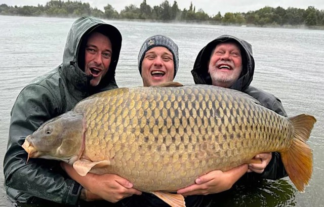 Người đàn ông câu được con cá chép khổng lồ nặng 48kg trong hồ-2
