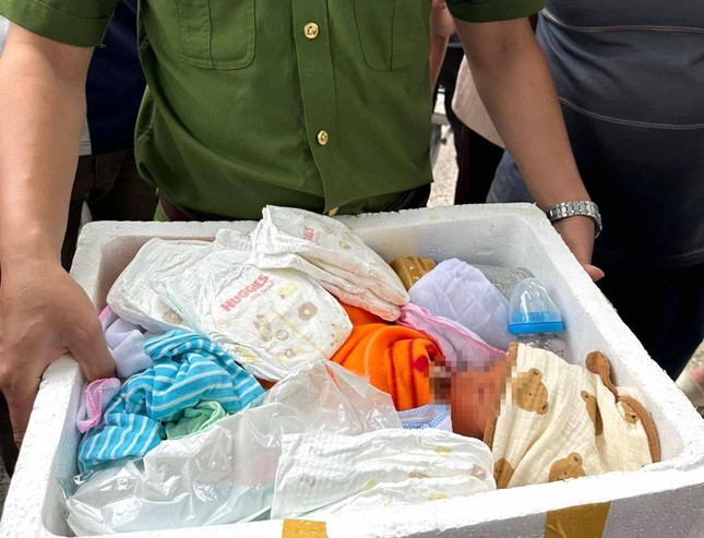 Xót xa lý do người mẹ bỏ con vào thùng xốp rồi thả trôi sông-2