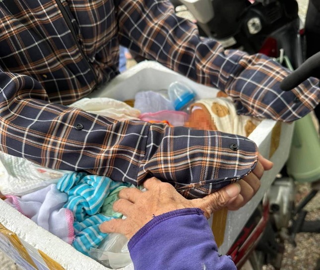 Xót xa lý do người mẹ bỏ con vào thùng xốp rồi thả trôi sông-1