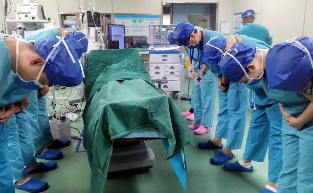 Vào giây phút cuối cùng của con trai xấu số, cha mẹ đưa ra quyết định gây xúc động-1