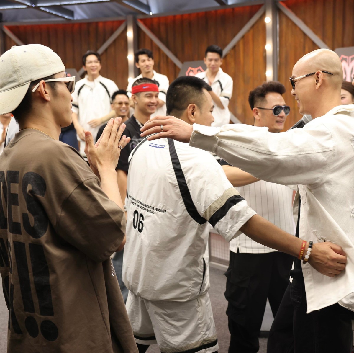 Nhân trường hợp Tuấn Hưng ở show Anh trai-2