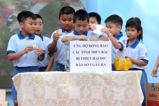 Ủng hộ 100.000 đồng mới có giấy khen: Đừng dạy trẻ lấy tiền đo lòng nhân ái