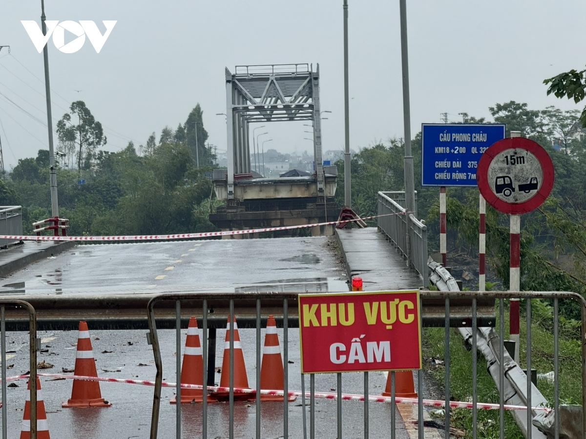 Nghiêm cấm quay phim, chụp ảnh khi công binh bắc cầu phao Phong Châu-3