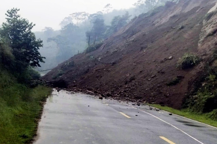 60.000 m3 đất đá sạt lở, chia cắt tỉnh lộ nối 2 huyện ở Lào Cai-1