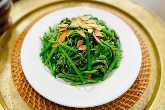 Đừng chỉ ăn quả, lá của cây này mọc um tùm đầy bờ rào ví như 