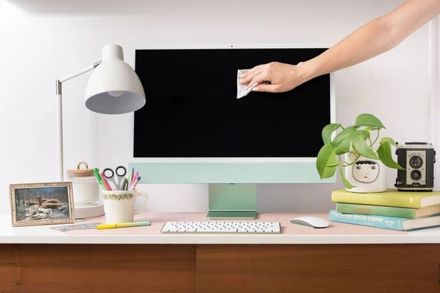 Bạn sẽ làm giảm tuổi thọ màn hình tivi và làm tivi bẩn hơn khi vệ sinh màn hình theo những cách hay gặp này-2