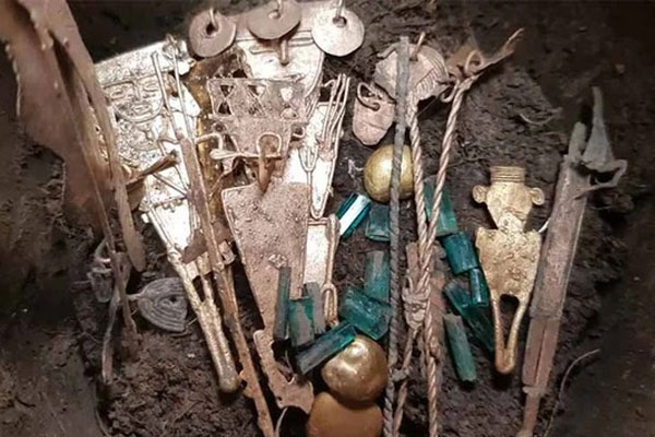 Phát hiện 8 chiếc bình gốm chứa đầy vàng bạc và ngọc lục bảo-1