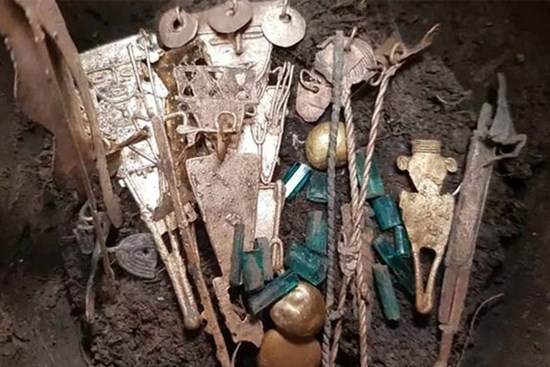 Phát hiện 8 chiếc bình gốm chứa đầy vàng bạc và ngọc lục bảo