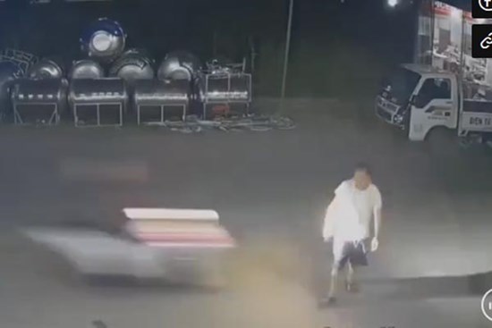 Khoảnh khắc xe máy phóng như 'bay' hất văng người đi bộ sang đường