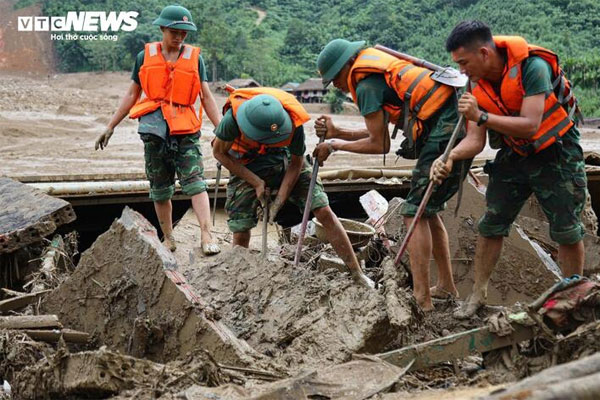 Tìm thêm một thi thể, còn 9 nạn nhân mất tích ở Làng Nủ-1