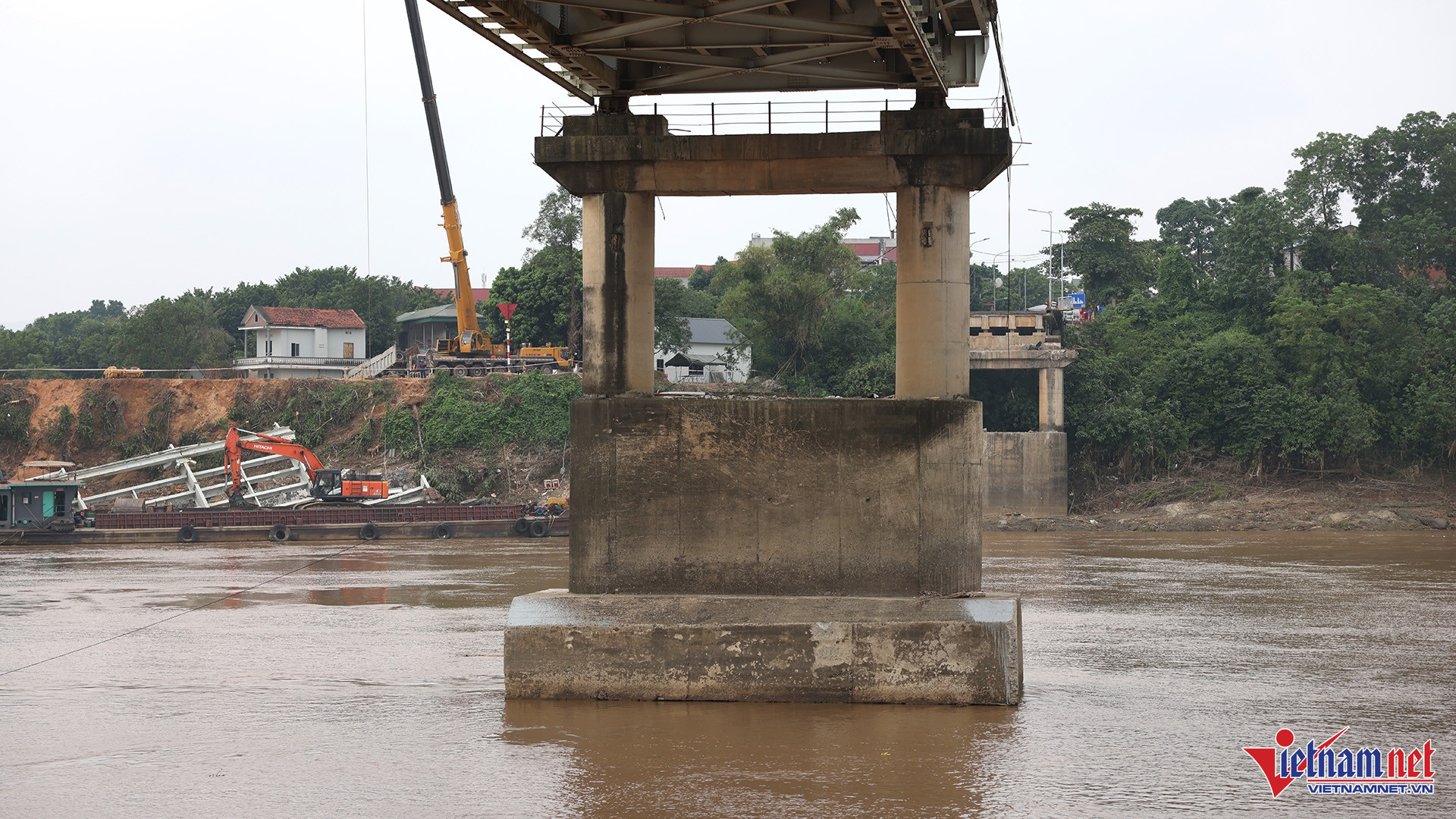 Hiện trạng phần còn lại của cầu Phong Châu trước nguy cơ đổ sập-4