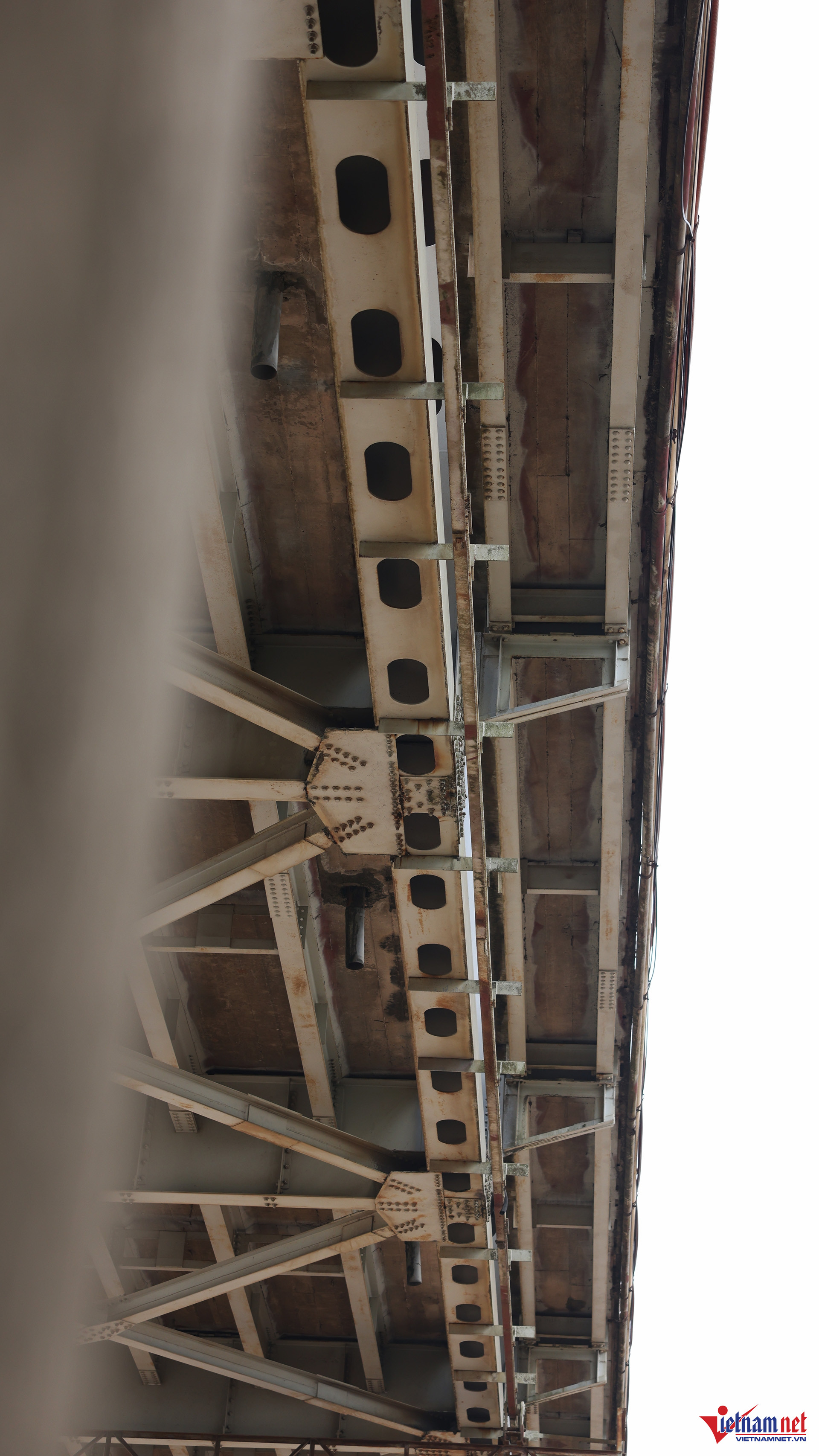 Hiện trạng phần còn lại của cầu Phong Châu trước nguy cơ đổ sập-8