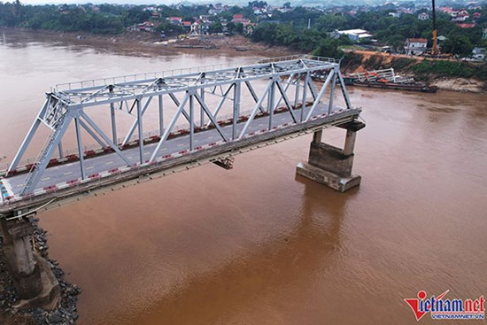 Hiện trạng phần còn lại của cầu Phong Châu trước nguy cơ đổ sập