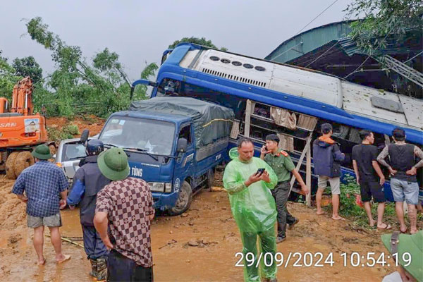 Sạt lở, lũ quét vùi lấp nhiều nhà và xe ở Hà Giang, một người chết-1