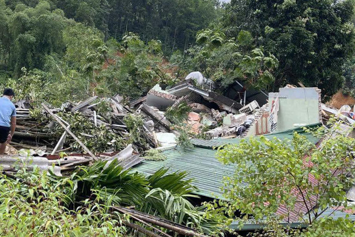 Hiện trường vụ sạt lở vùi lấp nhiều nhà và xe cộ ở Hà Giang-5