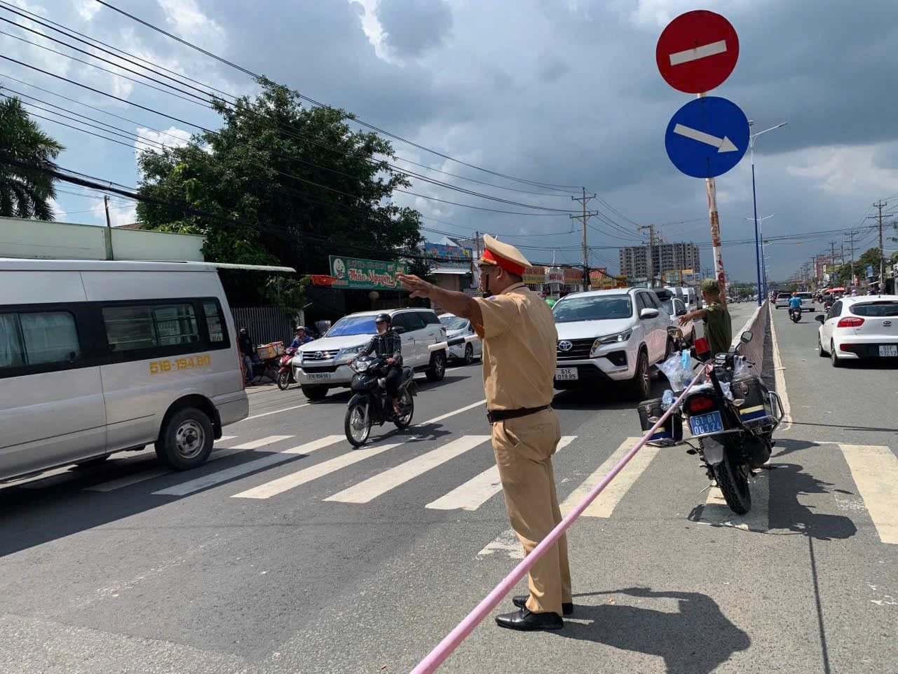 Hàng ngàn người đổ về Đại Nam, CSGT phần luồng cách xa 15km-3