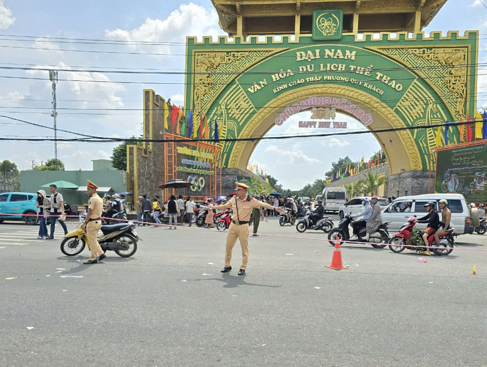 Hàng ngàn người đổ về Đại Nam, CSGT phần luồng cách xa 15km-2