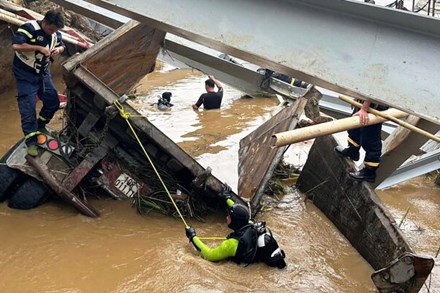 15 đặc công người nhái tinh nhuệ tìm kiếm nạn nhân vụ sập cầu Phong Châu