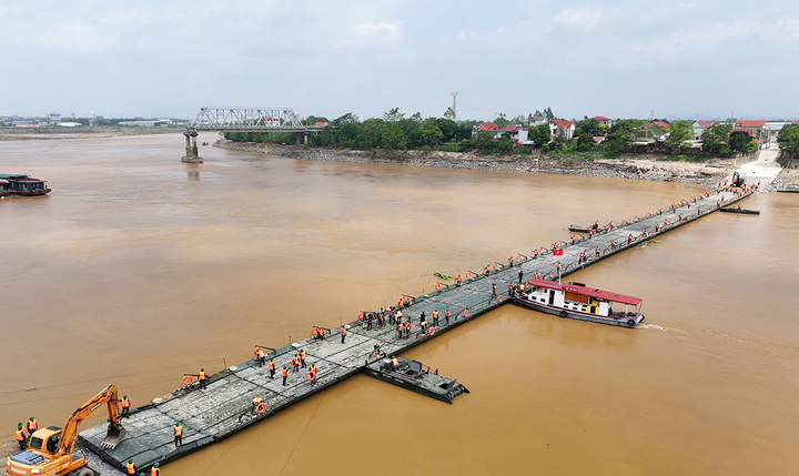 15 đặc công người nhái tinh nhuệ tìm kiếm nạn nhân vụ sập cầu Phong Châu-3