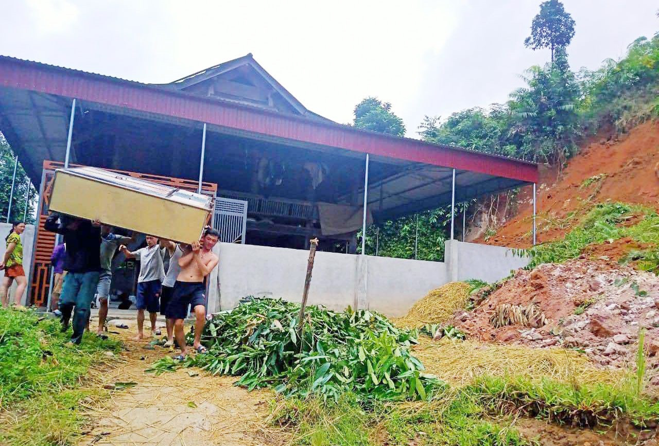 Khẩn cấp di dời hàng chục người sau vết nứt dài trên núi Pù Mèo-2