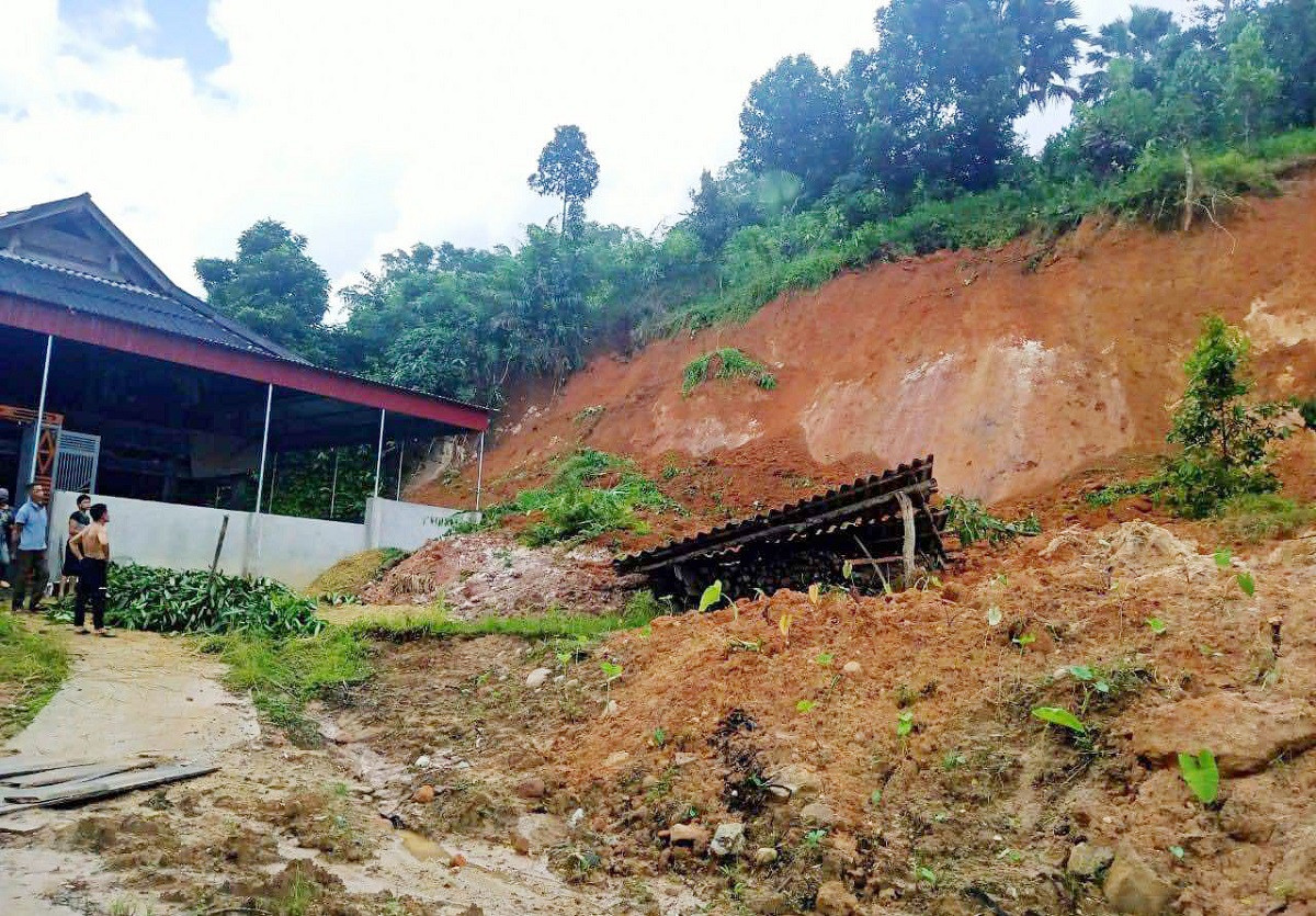 Khẩn cấp di dời hàng chục người sau vết nứt dài trên núi Pù Mèo-3