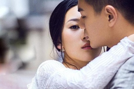 Say đắm với tình trẻ kém 17 tuổi, quý bà đại gia không ngờ có ngày nhận tin dữ cay đắng thế này-1