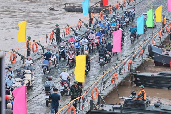 Đóng cầu phao Phong Châu do nước sông Hồng dâng cao-2