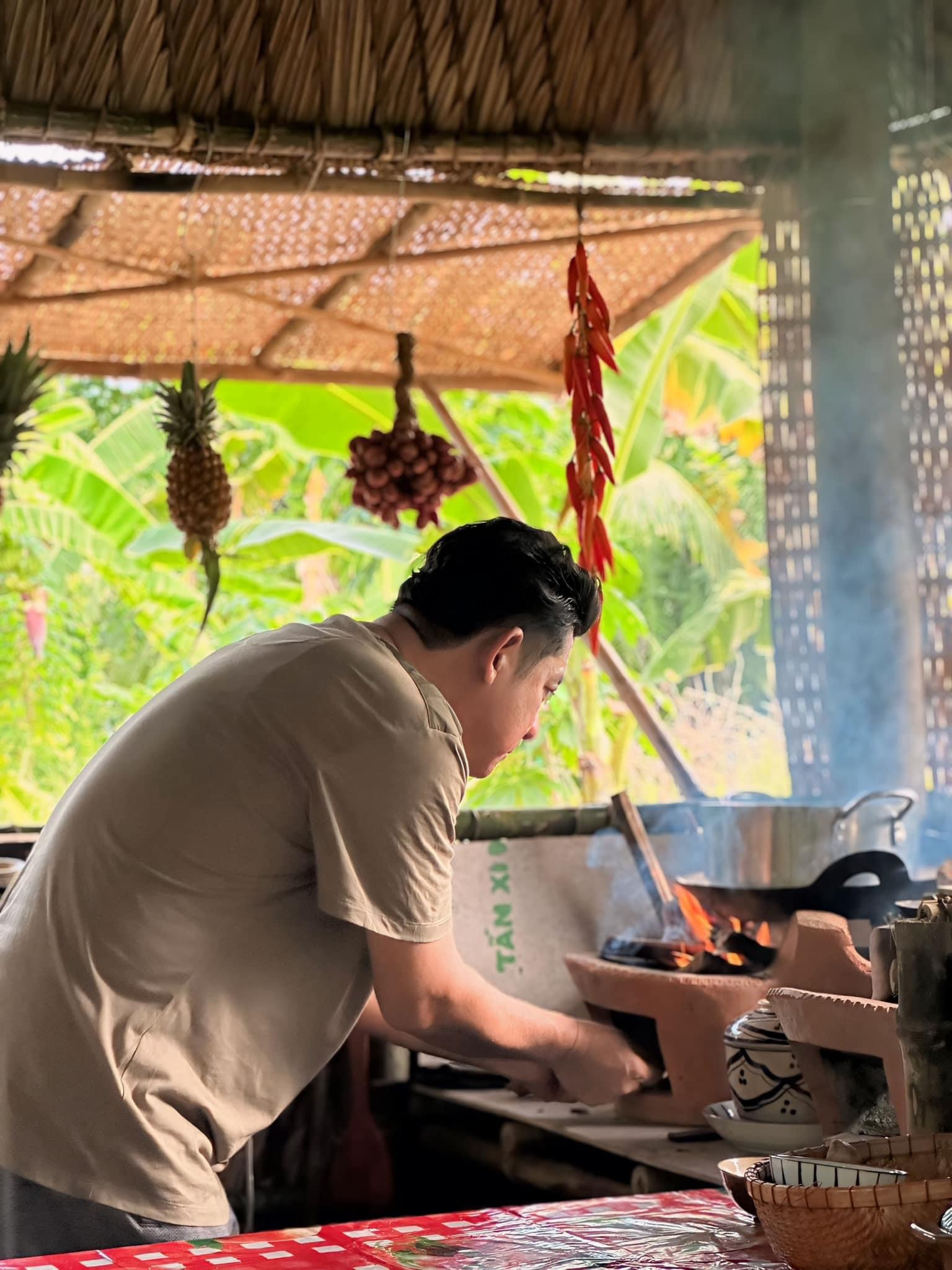 Diễn viên Huỳnh Anh Tuấn nấu ăn mướt mồ hôi, ở nhà vườn rộng 6.000m2-6