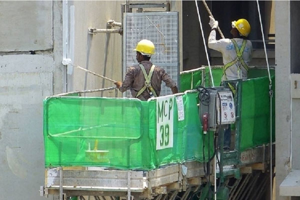 Treo mình trên tầng 12, nhân viên bảo trì kêu cứu vì bị bà già cắt dây an toàn-1