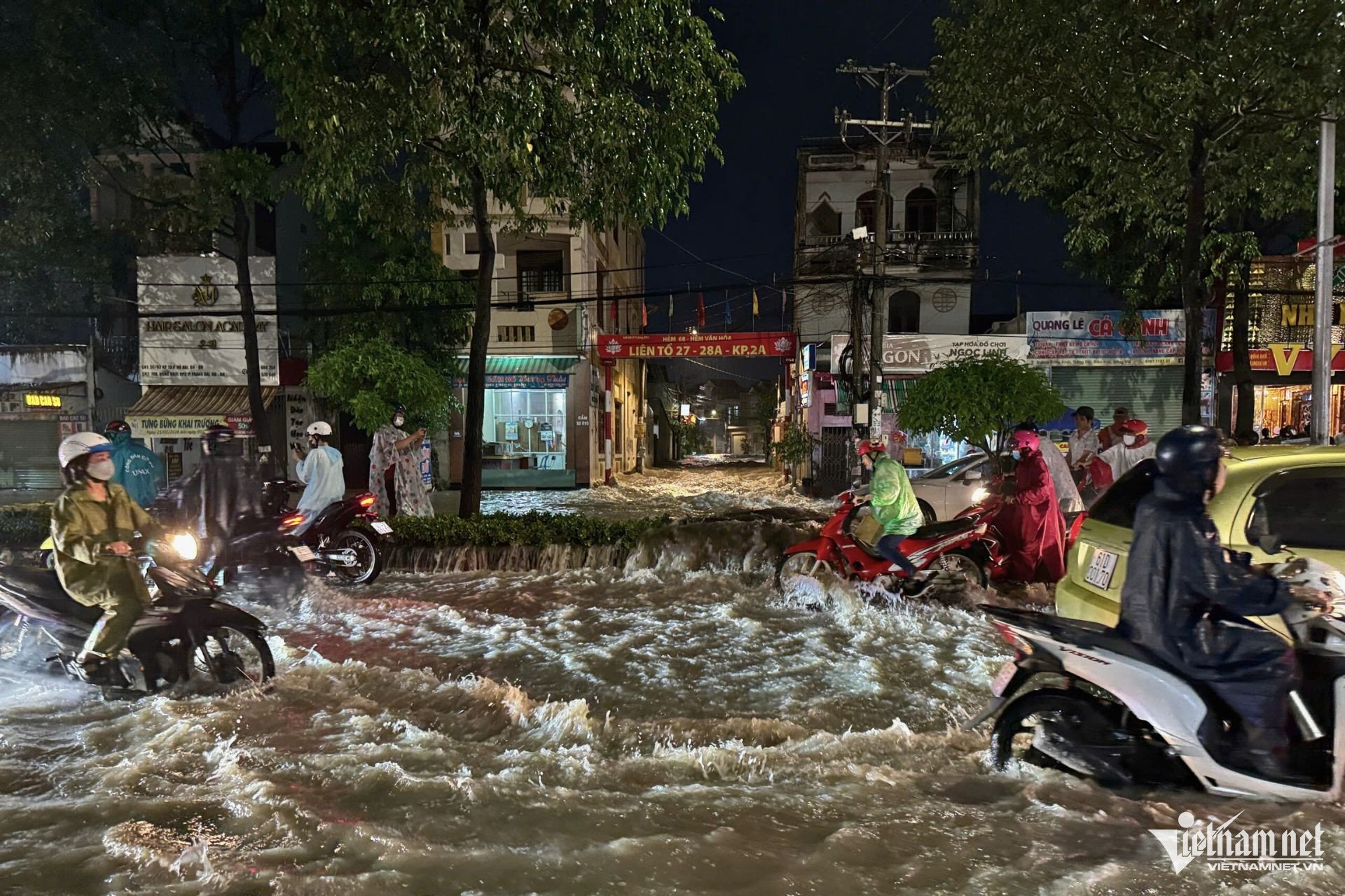 Mưa lớn kéo dài, người dân Đồng Nai ‘vác xe’ qua dải phân cách để thoát ngập-1