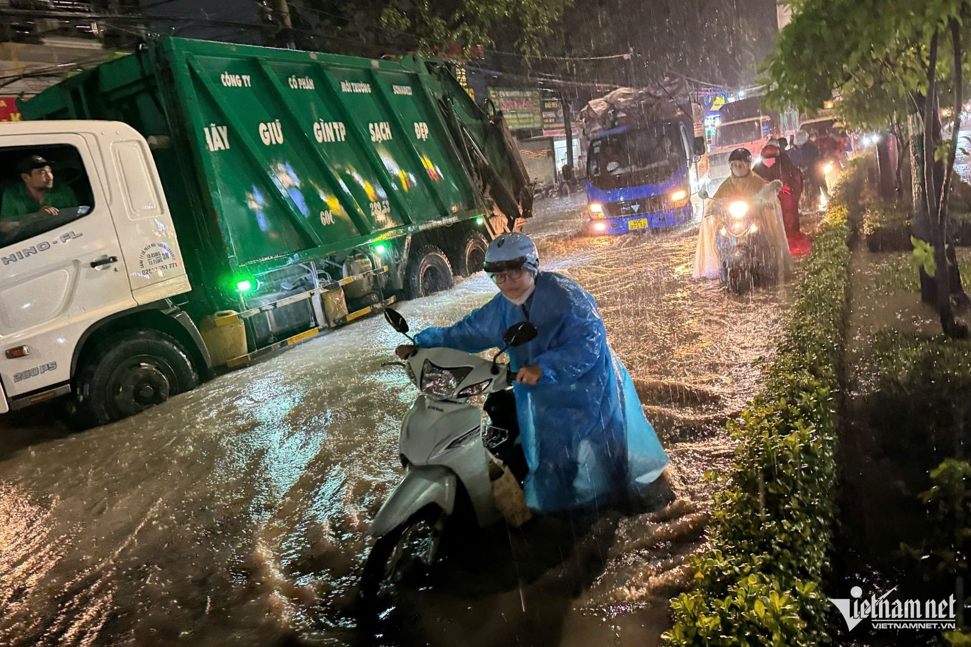 Mưa lớn kéo dài, người dân Đồng Nai ‘vác xe’ qua dải phân cách để thoát ngập-2