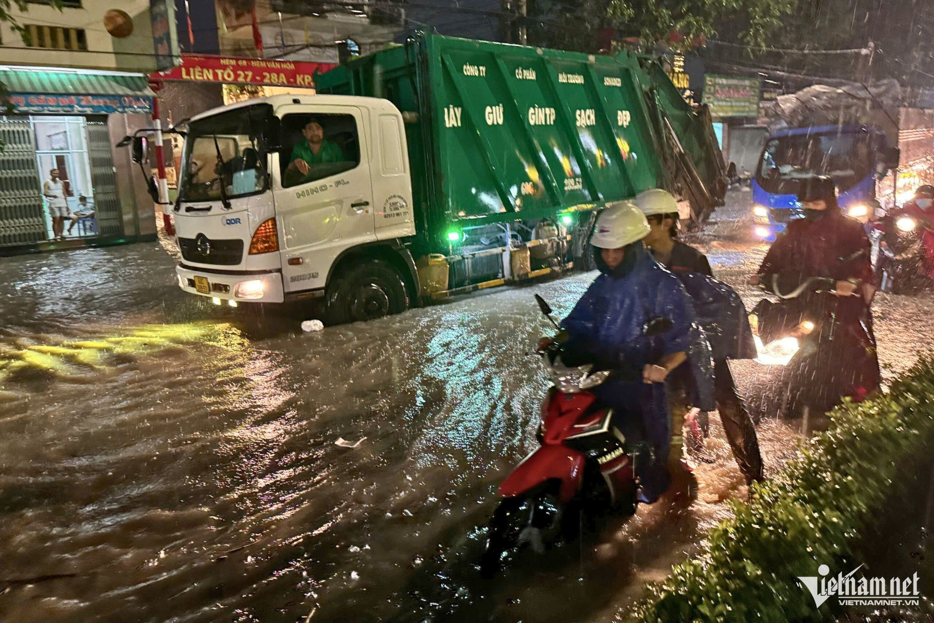 Mưa lớn kéo dài, người dân Đồng Nai ‘vác xe’ qua dải phân cách để thoát ngập-7